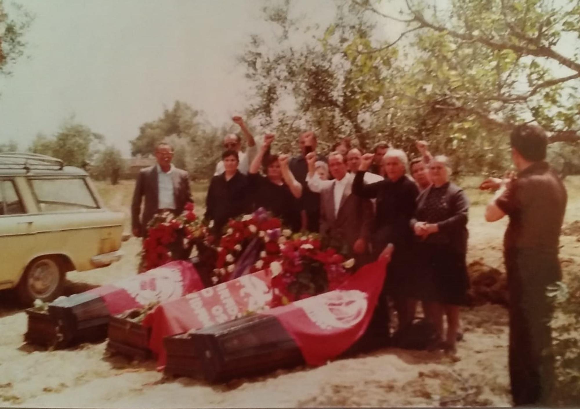 Exhumacion Casas de Don Pedro En el campo con los feretros