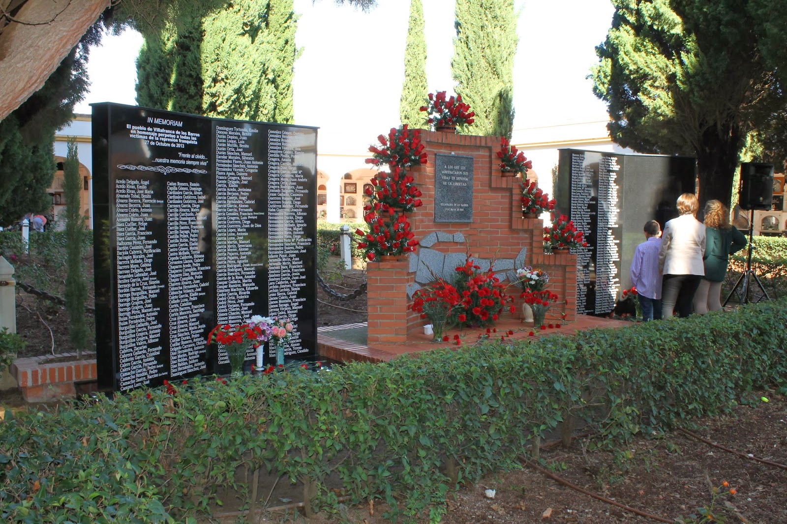 Villafranca de los Barros. Historia de una Maestra, Crónicas. Frente de Extremadura.
